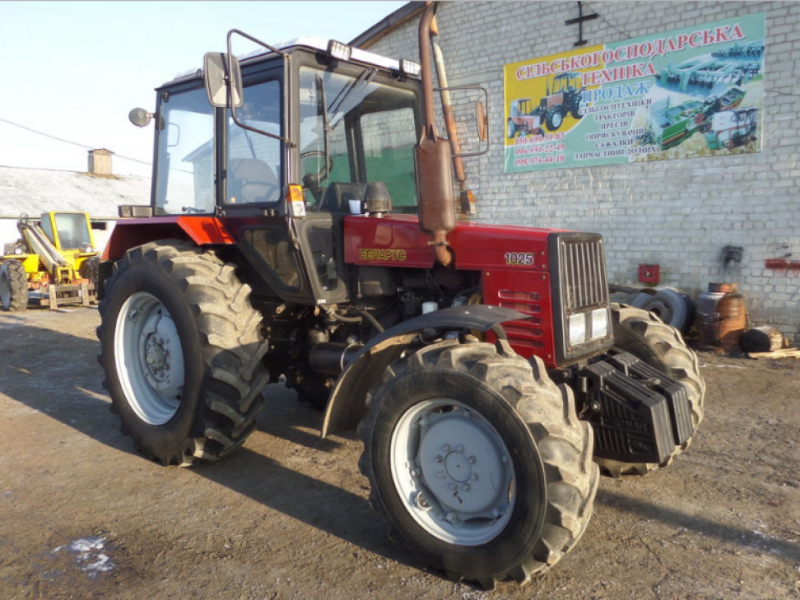 Oldtimer-Traktor типа Belarus Беларус-1025, Neumaschine в Стара Вижівка (Фотография 1)